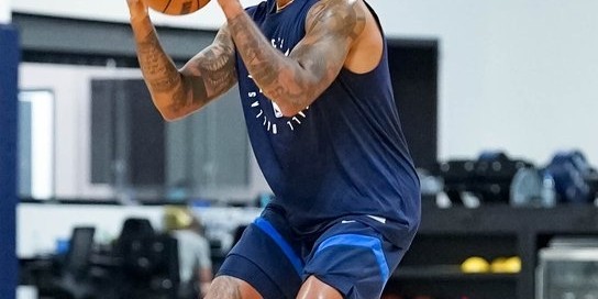 开练&amp;amp;期待新赛季！独行侠官方晒新援拉塞尔多张训练照