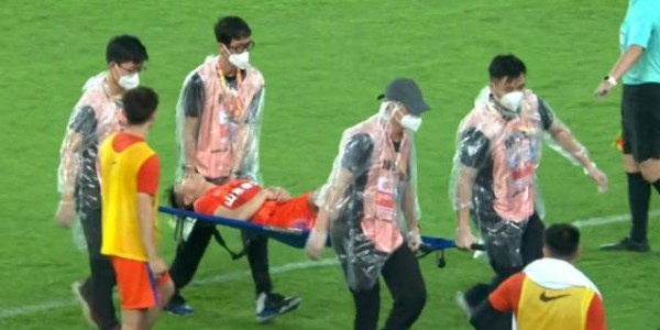 九游互动中心-金敬道遭踩踏离场被送往医院 徐亮:国脚都是宝啊
